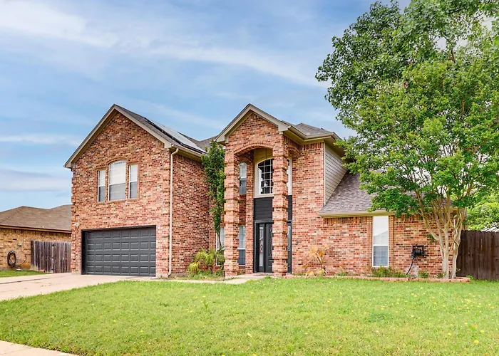 2 Mi To Old Town: Spacious Burleson Vacation Home