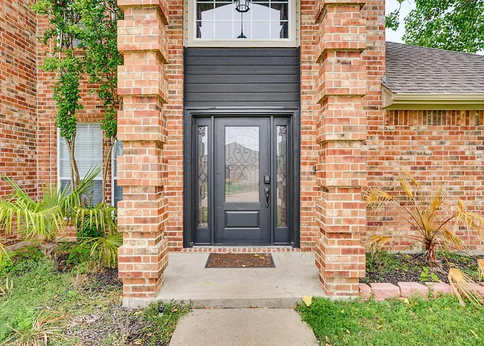 2 Mi To Old Town: Spacious Burleson Vacation Home